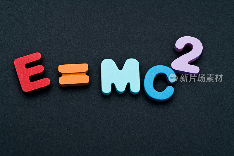 木制数学公式E = MC2在黑色背景上